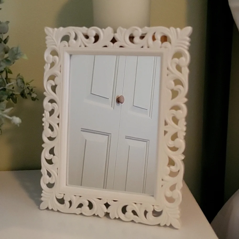Lightweight White Rectangular Mirror with Plastic Frame (9x7in)